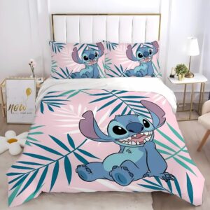Parure de lit Stitch au design tropical sur fond rose avec des feuilles de palmiers vertes. Les deux coussins sont assortis à la housse de couette. L'ensemble est sur un lit double avec une tête de lit blanche, une table de chevet de chaque côté avec des objets de décoration.