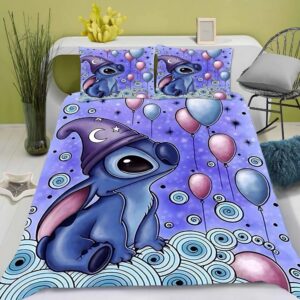 Parure de lit Stitch avec un bonnet violet et des ballons roses et bleus. La housse de couette est assortie aux coussins. La tête de lit est blanche et le mur à l'arrière est vert. Une chaise en métal avec un coussin gris à droite.