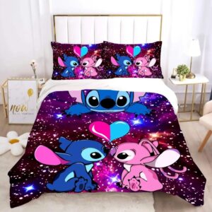 Parure de lit Sitch et Angel amoureux face à face avec un coeur rose et bleu au-dessus d'eux. Le fond ressemble à un ciel étoilé. Deux coussins assortis à la housse de couette se trouvent en haut du lit. Une table de chevet de chaque côté blanche et beige.
