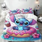 Parure de lit adorable de Stitch avec une corne de licorne sur un arc-en-ciel avec deux nuages aux extrémités. Le tout sur fond blanc. Sur un lit double avec deux coussins assortis avec le même design.