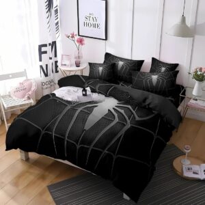 Parure de lit avec araignée de Spiderman blanche et grise sur fond noir. L'ensemble est sur un lit double avec des coussins assortis à la housse de couette.La décoration de la chambre est épurée dans les tons beige et blanc. Un tapis gris anthracite sur le coin droit de la photo.