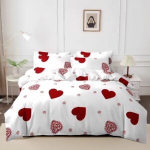 Parure de lit blanche parsemée de coeurs rouges composée d'une housse de couette sur un lit deux places avec des coussins assortis. Le mur en tête de lit est blanc.