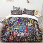 Parure de lit colorée One Piece avec tous les personnes du manga sur l'ensemble de la housse de couette et des coussins assortis. Posée sur un lit double avec un mur blanc en tête de lit, des livres posés à gauche et une petite table de chevet ronde à droite.