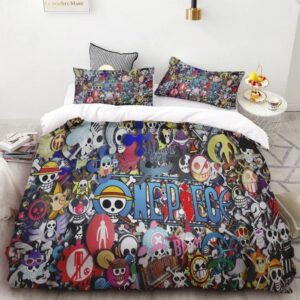 Parure de lit colorée One Piece avec tous les personnes du manga sur l'ensemble de la housse de couette et des coussins assortis. Posée sur un lit double avec un mur blanc en tête de lit, des livres posés à gauche et une petite table de chevet ronde à droite.