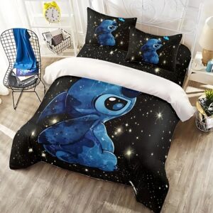 Parure de lit de la créature Stitch assis sur fond noir étoilé. Deux coussins sont assortis, posés sur un lit double. A gauche une chaise en métal noir quadrillée, une étagère blanche avec un réveil jaune.