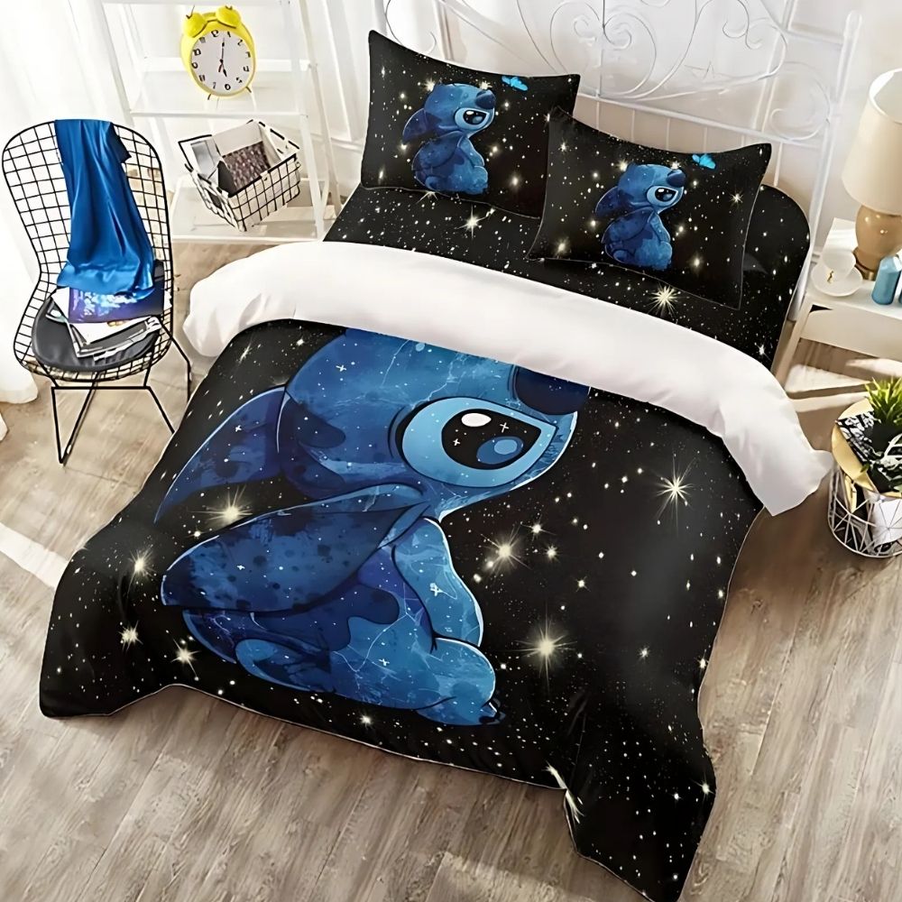 Parure de lit de la créature Stitch assis sur fond noir étoilé. Deux coussins sont assortis, posés sur un lit double. A gauche une chaise en métal noir quadrillée, une étagère blanche avec un réveil jaune.