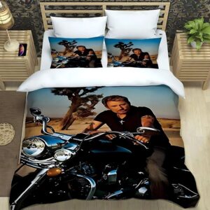 Parure de lit Johnny Hallyday à moto dans un décor avec un arbre et de la terre. Deux coussins assortis à la housse de lit. Posée sur un lit double.