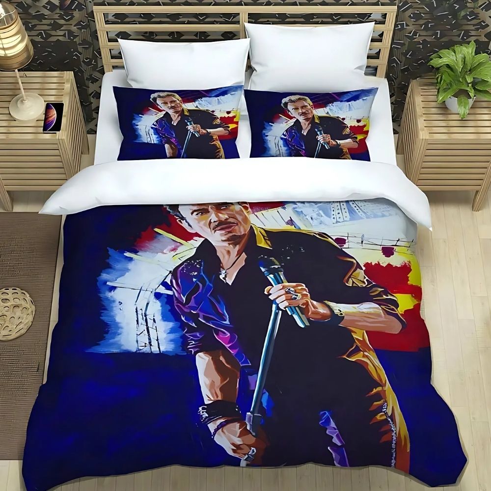 Parure de lit Johnny Hallyday au micro lors d'un de ses concerts. Deux coussins assortis sur un lit double.