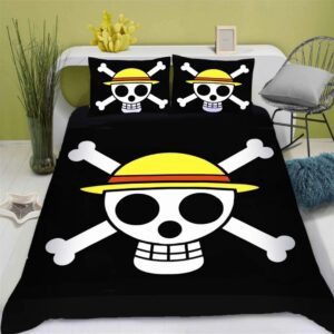 Parure de lit logo One Piece sur un ensemble noir avec deux coussins assortis. Le mur à la tête de lit est vert pomme, une chaise à droite, un meuble blanc derrière la tête de lit.