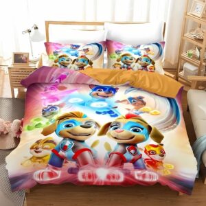 Parure de lit Pat'Patrouille pour fille avec les personnages du dessins animés sur un fond jaune et rose. Deux coussins assortis à la housse de couette. Sur un lit double dans une chambre avec une grande fenêtre derrière la tête de lit.