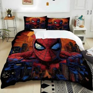 Parure de lit Spiderman effet 3D sur un lit double avec deux coussins assortis. Une table de chevet à droite et une petite étagère en bois à gauche. Un tapis noir et blanc en bas à droite de l'image.