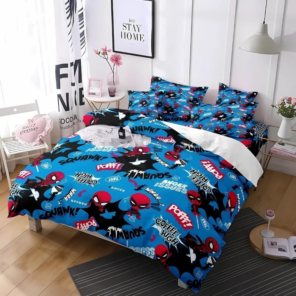 Parure de lit Spiderman style cartoon de couleur bleue avec le personnage plusieurs fois sur l'ensemble de la parure. Les coussins sont assortis à la housse de couette. Dans une chambre à la décoration épurée beige et blanche. Un tapis gris anthracite sous le pied droit du lit. Une fenêtre sur la gauche laisse entrer la clarté.