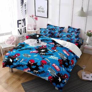Parure de lit Spiderman style cartoon de couleur bleue avec le personnage plusieurs fois sur l'ensemble de la parure. Les coussins sont assortis à la housse de couette. Dans une chambre à la décoration épurée beige et blanche. Un tapis gris anthracite sous le pied droit du lit. Une fenêtre sur la gauche laisse entrer la clarté.