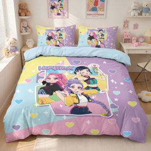 Un lit présentant une parure de lit Kpop Demon Hunters style kawaii multicolore dans une chambre de jeune fille.