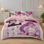 Un lit présentant une parure de lit rose Kpop Demon Hunters Huntrix rose dans une chambre avec des moulures au mur.