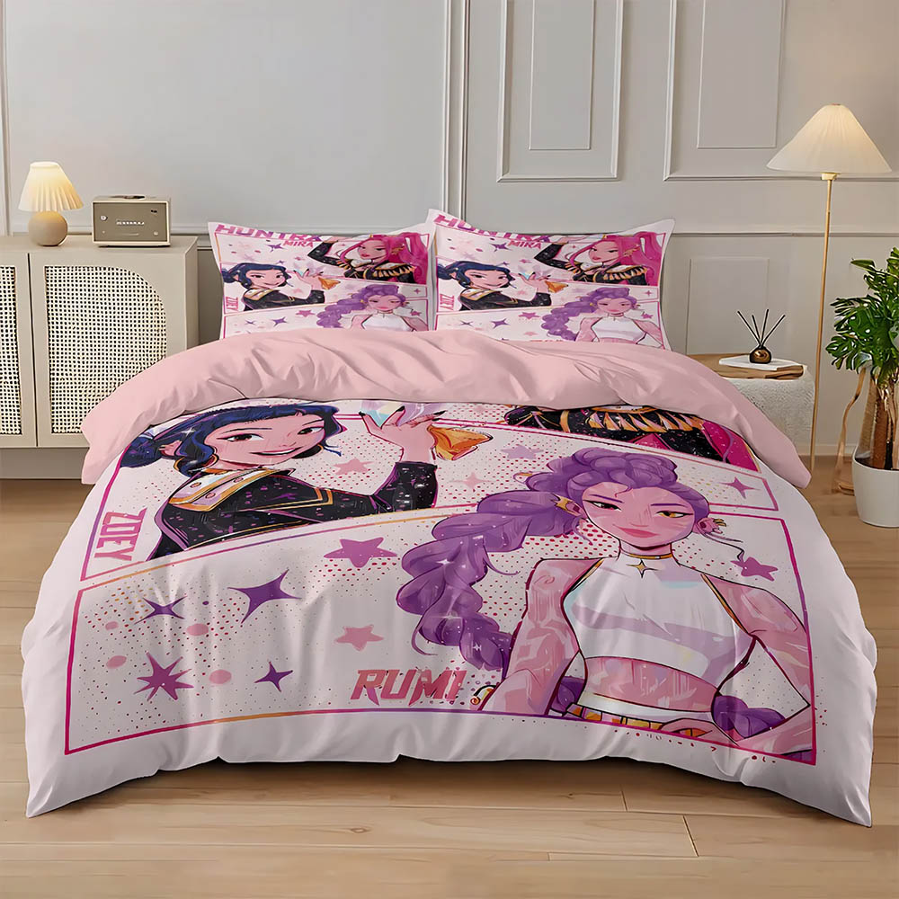 Un lit présentant une parure de lit rose Kpop Demon Hunters Huntrix rose dans une chambre avec des moulures au mur.