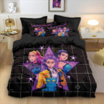 Une parure de lit noire Kpop Demon Hunters Huntrix décorée de trois personnages de style manga et d'un petit chat bleu dans une étoile violette, installée dans une chambre moderne et lumineuse aux murs blancs.