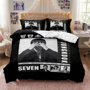 Une parure de lit Kpop Jungkook Seven noire et blanche, illustrée de photos du chanteur et d'inscriptions graphiques, installée sur un lit en bois dans une chambre d'enfant décorée d'affiches et de guirlandes lumineuses.