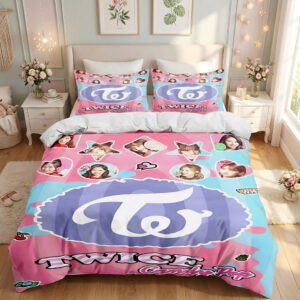 Une Parure de lit Kpop Twice Candy Pop rose et bleue avec les visages des chanteuses en médaillons et un grand logo central, installée dans une chambre lumineuse et décorée.