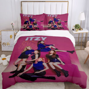 Une parure de lit Kpop Itzy rose affichant les cinq chanteuses du groupe sur la couette et les deux oreillers, installée sur un grand lit blanc dans une chambre lumineuse et moderne.