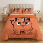 Une parure de lit Chainsaw Man orange Pochita illustrée avec le joyeux petit chien-tronçonneuse orange sur la couette et les oreillers, installée sur un grand lit dans une chambre lumineuse avec des tables de chevet en bois.