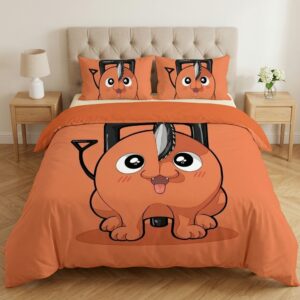 Une parure de lit Chainsaw Man orange Pochita illustrée avec le joyeux petit chien-tronçonneuse orange sur la couette et les oreillers, installée sur un grand lit dans une chambre lumineuse avec des tables de chevet en bois.