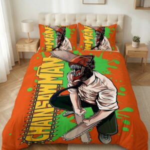 Une parure de lit Chainsaw Man orange et verte Denji illustrant le héros avec ses tronçonneuses et son masque féroce sur une couette et deux oreillers, installée dans une chambre lumineuse aux tons neutres.