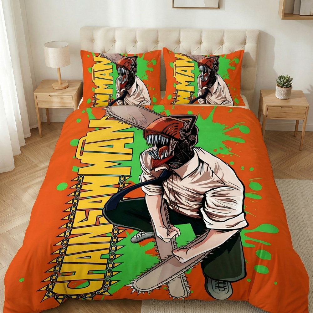 Une parure de lit Chainsaw Man orange et verte Denji illustrant le héros avec ses tronçonneuses et son masque féroce sur une couette et deux oreillers, installée dans une chambre lumineuse aux tons neutres.
