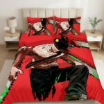 Une parure de lit Chainsaw Man rouge Denji déchaîné installée sur un lit double, illustrant le personnage avec des tronçonneuses sur un fond rouge vif, dans une chambre lumineuse avec deux tables de chevet en bois.