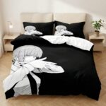 Une chambre lumineuse avec une parure de lit Makima de Chainsaw Man noire et blanche, illustrant le personnage de manga sur la couette et les oreillers, posée sur un lit double entre deux tables de chevet en bois.
