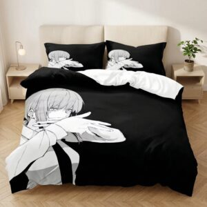 Une chambre lumineuse avec une parure de lit Makima de Chainsaw Man noire et blanche, illustrant le personnage de manga sur la couette et les oreillers, posée sur un lit double entre deux tables de chevet en bois.