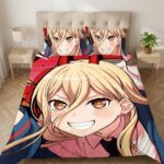 Une superbe parure de lit Chainsaw Man Power illustrant le personnage de Power avec son sourire malicieux et ses cheveux blonds, installée sur un lit double dans une chambre lumineuse avec des tables de nuit en bois et une petite plante verte.