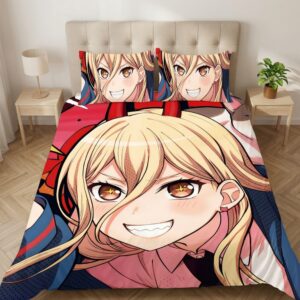 Une superbe parure de lit Chainsaw Man Power illustrant le personnage de Power avec son sourire malicieux et ses cheveux blonds, installée sur un lit double dans une chambre lumineuse avec des tables de nuit en bois et une petite plante verte.