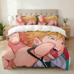 Une parure de lit Chainsaw Man Denji et Pochita illustrant le personnage blond Denji faisant une grimace avec son petit chien-tronçonneuse orange, installée sur un lit double dans une chambre lumineuse et moderne avec des tables de chevet en bois.