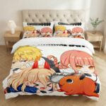 Une chambre lumineuse avec une parure de lit Chainsaw Man kawaii illustrée de personnages mignons aux couleurs vives, disposée sur un lit double avec une tête de lit capitonnée beige et des tables de chevet en bois clair.