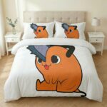 Une parure de lit Chainsaw Man Pochita kawaii blanche illustrée d'un petit démon chien orange tout mignon à tronçonneuse, installée sur un grand lit dans une chambre lumineuse et épurée aux tons neutres.