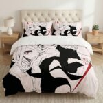 Une parure de lit Chainsaw Man Power en noir et blanc installée sur un grand lit double, illustrant le personnage de Power avec ses cornes rouges, dans une chambre lumineuse aux tons neutres avec des tables de chevet en bois.