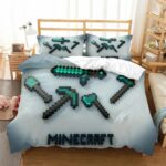 Parure de lit Minecraft blanche avec les dessins des armes de mêlée, dans une chambre