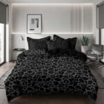 Parure de lit noir élégante à motif léopard, dans une chambre moderne