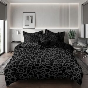 Parure de lit noir élégante à motif léopard, dans une chambre moderne