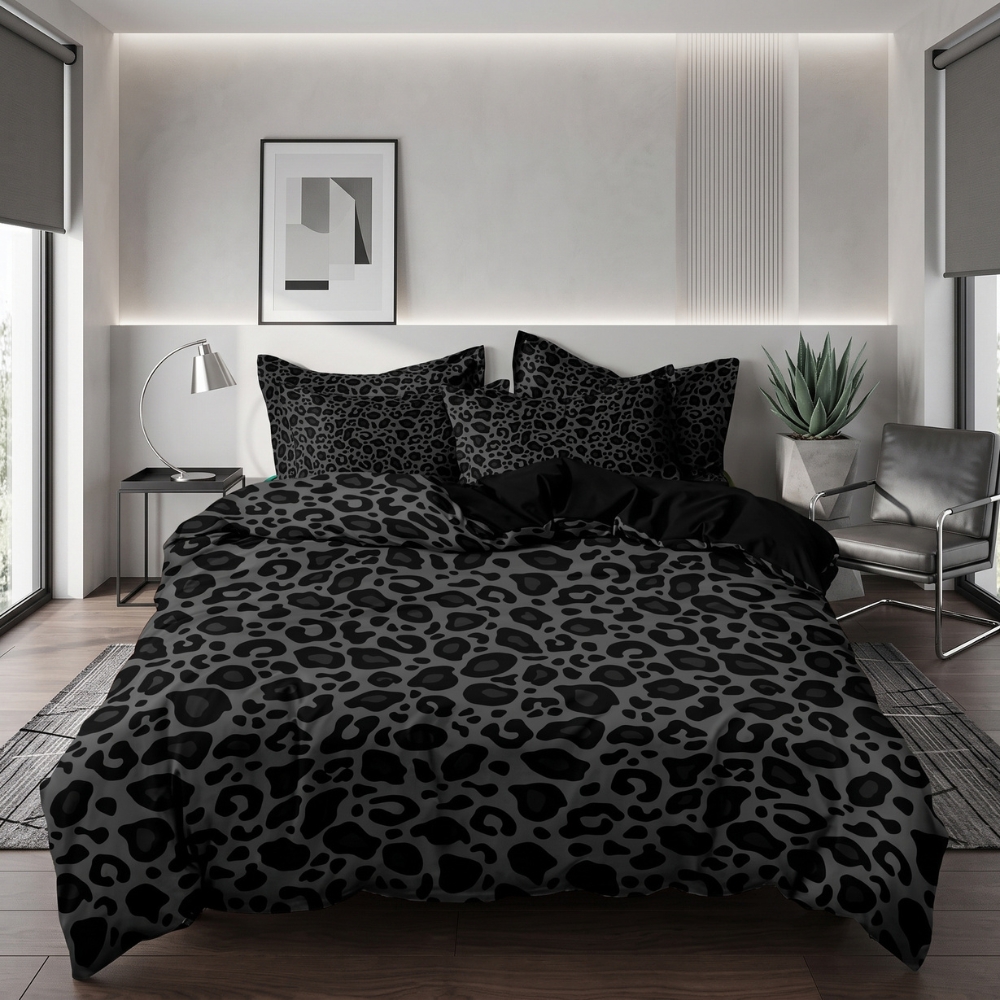 Parure de lit noir élégante à motif léopard, dans une chambre moderne