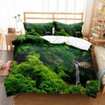 Parure de lit à motif jungle avec une cascade entourée de verdure, dans une chambre