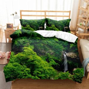 Parure de lit à motif jungle avec une cascade entourée de verdure, dans une chambre