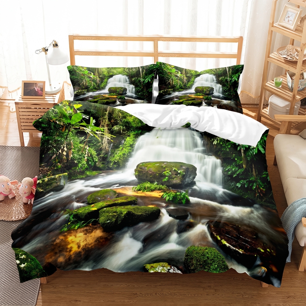 Parure de lit avec un paysage de jungle avec un torrent de rivière, dans une chambre