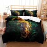 Parure de lit à motif jungle avec un tigre qui émerge des feuillages, dans une chambre