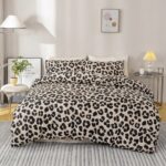 Parure de lit à motif léopard noir et gris dans une chambre moderne