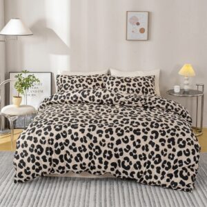 Parure de lit à motif léopard noir et gris dans une chambre moderne