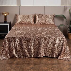 Parure de lit léopard dans les tons marron beige, effet satiné, dans une chambre