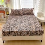 Parure de lit à motif léopard minimaliste, dans une chambre à coucher