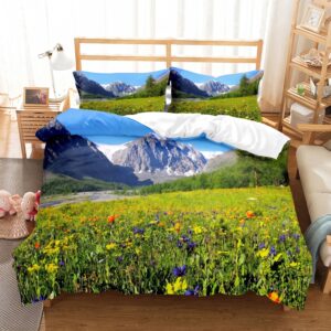 Parure de lit avec un paysage de montagne et de prairie fleurie, dans une chambre à coucher